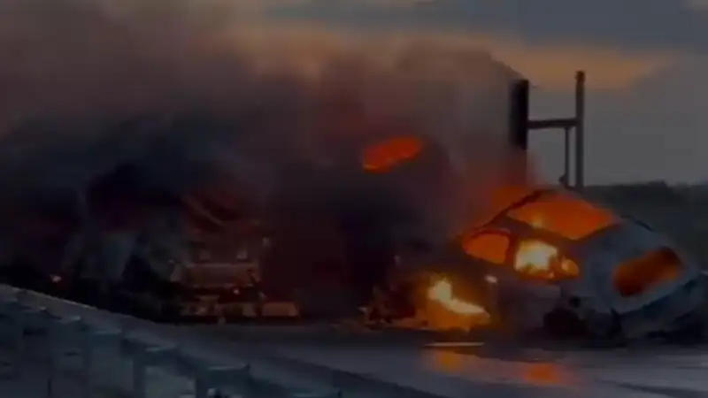 Два автовоза с машинами загорелись после ДТП в Жетысуской области