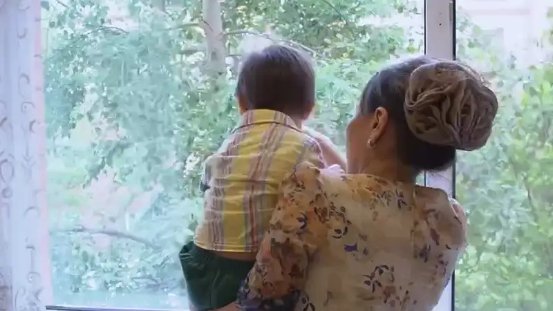 Двухлетняя девочка выпала из окна многоэтажки в Уральске