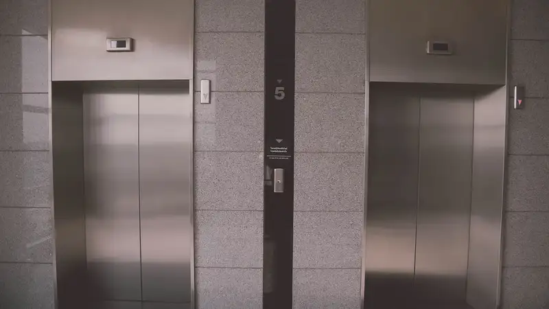 Четыре человека застряли в лифте бизнес-центра в Астане