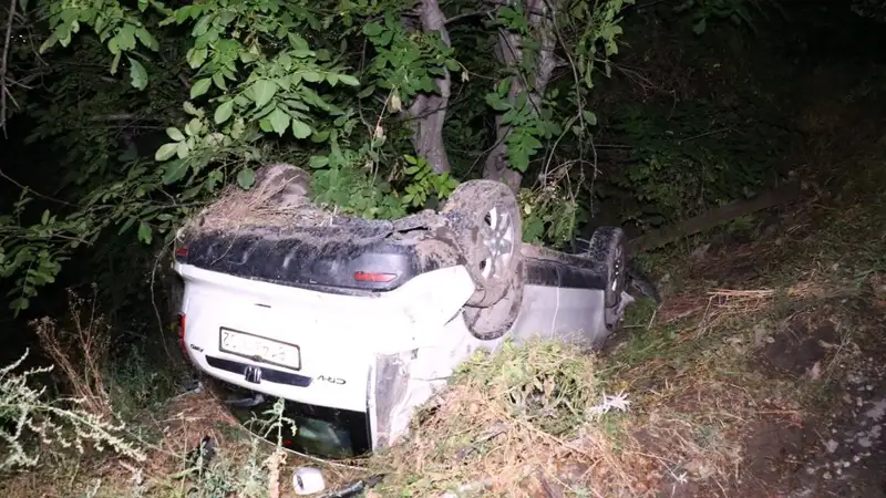 Молодая пара с 11-месячным ребенком заблудилась в горах Алматы и перевернулась на машине