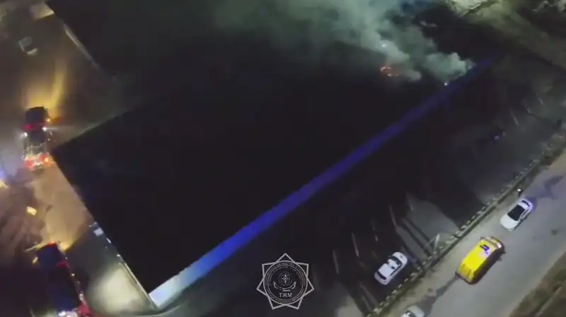 Большой склад вспыхнул открытым пламенем в Алматы