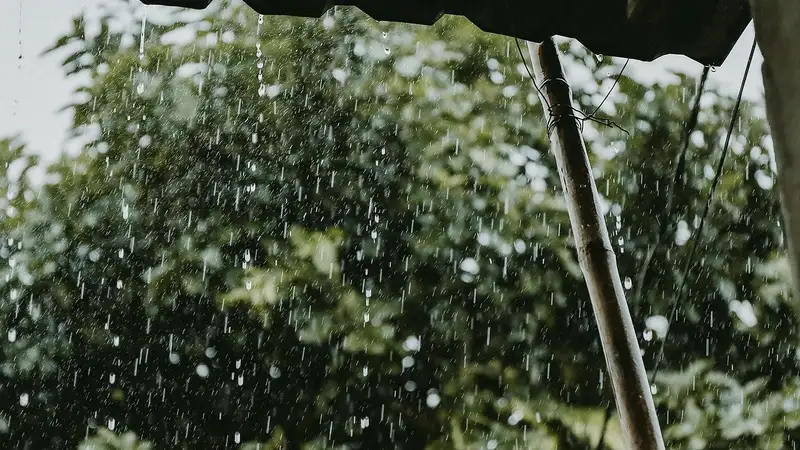 Штормовое предупреждение объявили в 16 областях Казахстана