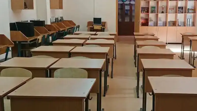 Ученики начальных классов сельской школы вынуждены учиться в детсаду в Костанайской области