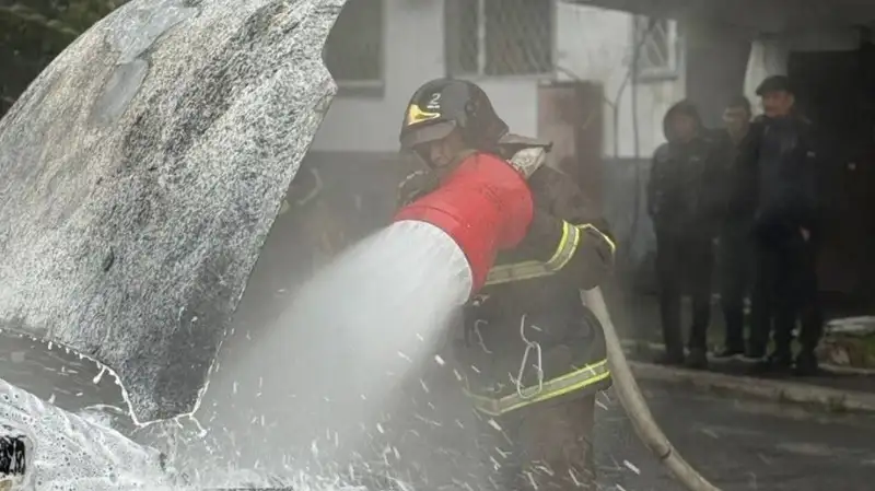 Автомобиль вспыхнул около жилого дома в Экибастузе