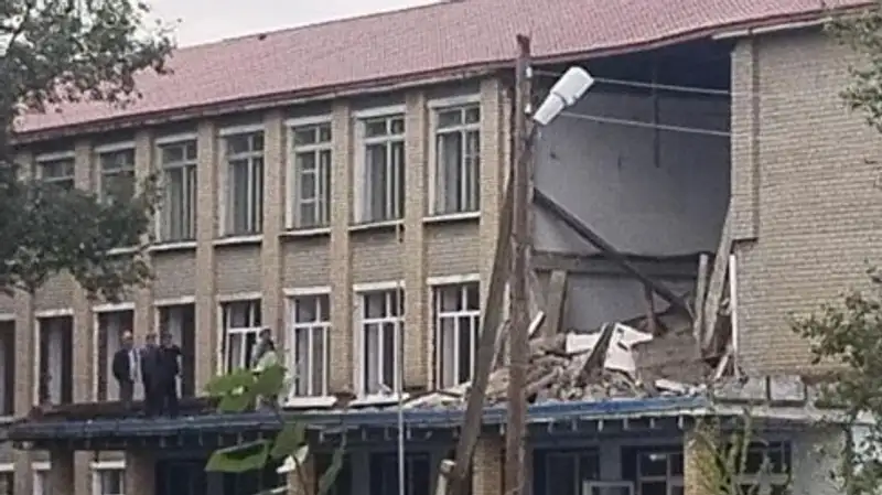 Здание школы частично обрушилось в Костанайской области