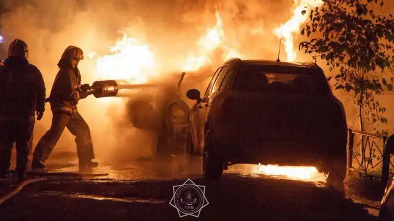 Автомобиль вспыхнул открытым пламенем на одной из улиц Тараза