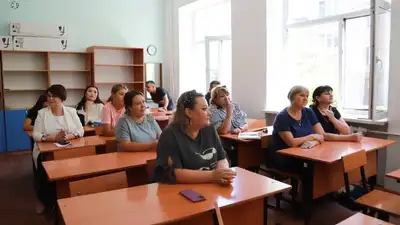 Глава региона подчеркнул, что комфортное обучение детей должно быть обеспечено не только внутри здания, но и на прилегающей к нему территории.    - Сколько потребуется времени, чтобы положить здесь асфальт? Решите этот вопрос в ближайшее время, - сказал глава региона обращаясь к руководству управления образования и школы.       По его поручению, вопрос благоустройства территории школы должен быть решен в кратчайшие сроки., фото - Новости Zakon.kz от 14.08.2024 15:18