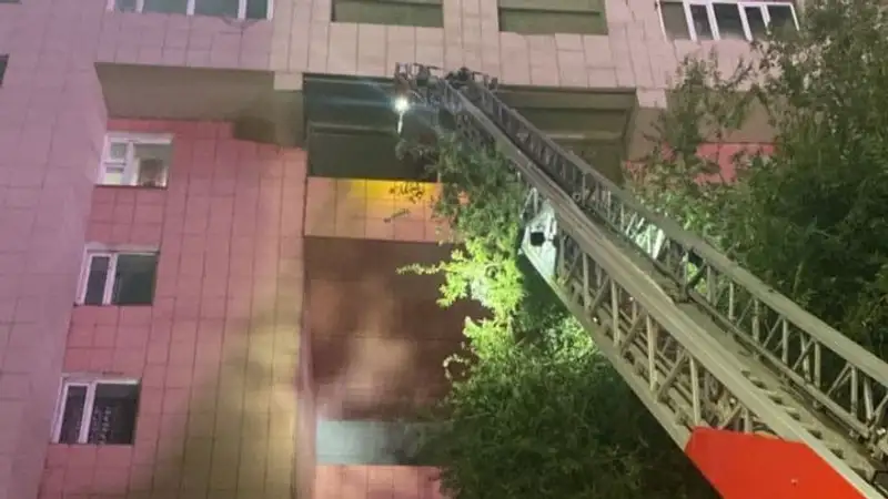 Пожар разгорелся в девятиэтажке в Караганде