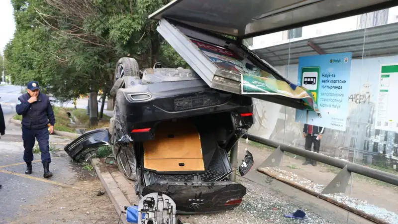 Водитель автомобиля протаранил остановку в Алматы