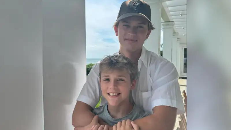 Риз Уизерспун показала фото сыновей, которых родила с разницей в девять лет