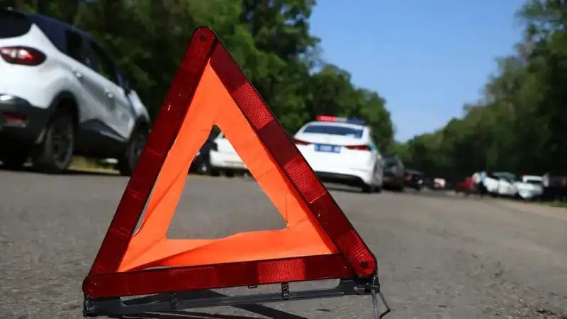 В Астане дорожный рабочий погиб под колесами автомобиля