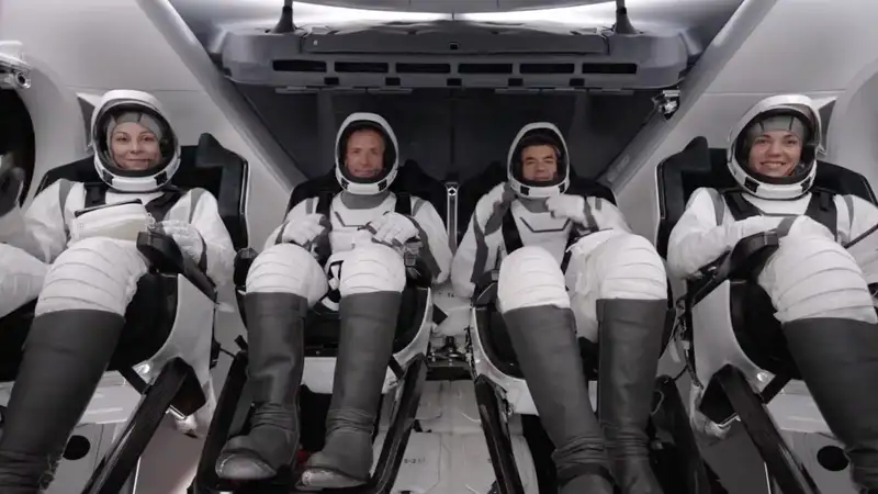 Космические туристы вернулись на Землю