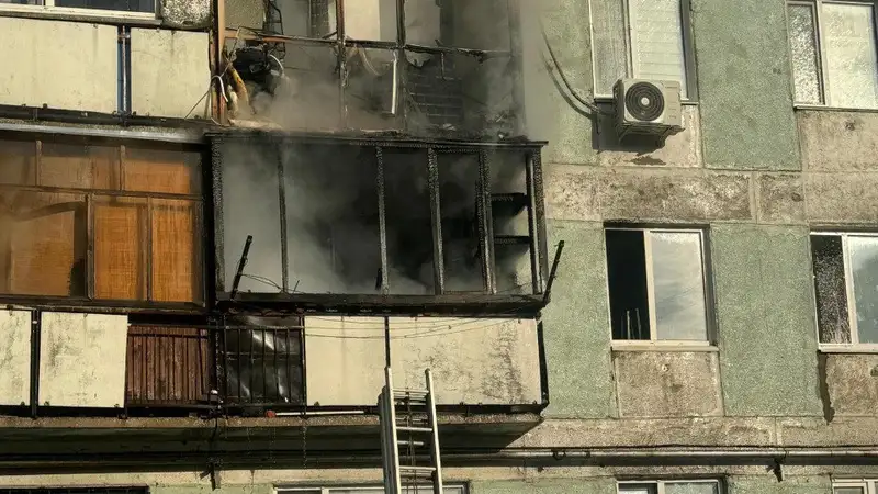 В Костанае пожарные спасли из горящего дома троих детей