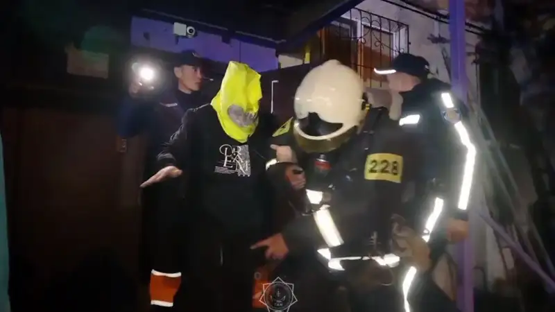 Спасатели экстренно эвакуировали из жилого дома в Петропавловске более 90 человек