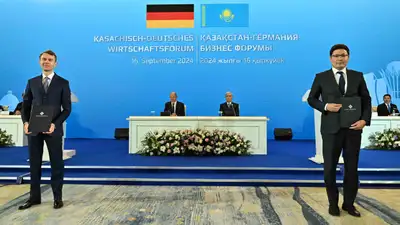 подписание документов, фото - Новости Zakon.kz от 17.09.2024 09:39