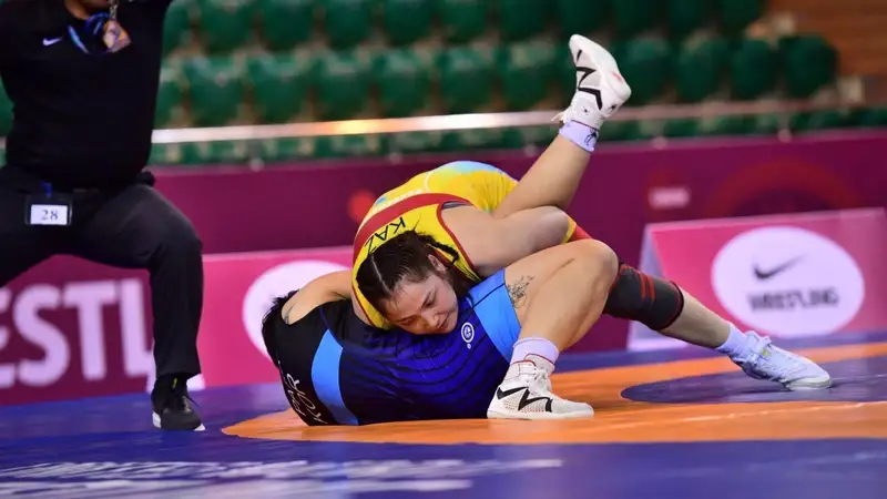 Команда Казахстана по женской борьбе готовится к чемпионату мира