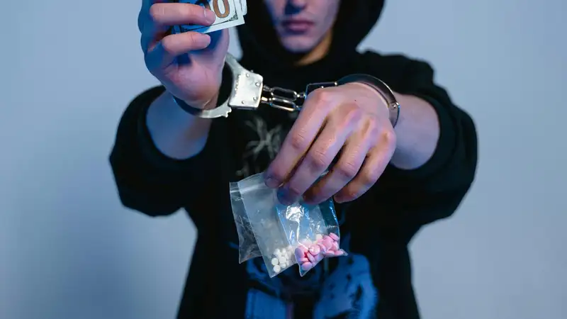 Достаточно иметь интернет и гаджет: на доступность наркотиков в Казахстане указал депутат