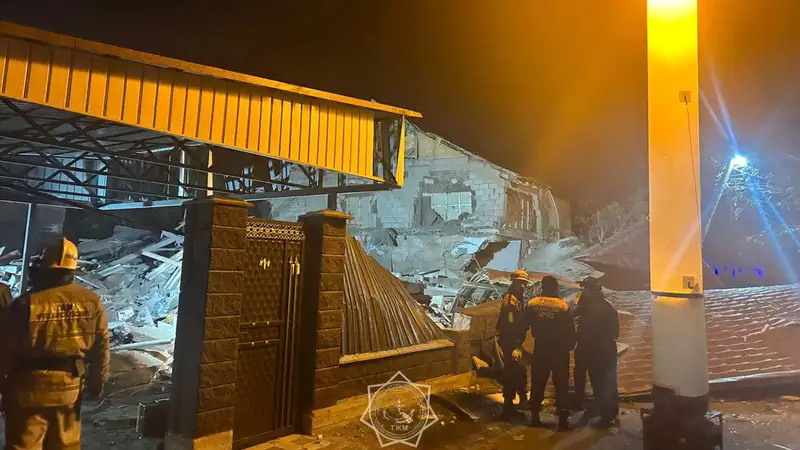 Взрыв газа разрушил двухэтажный дом в Алматинской области: погиб человек