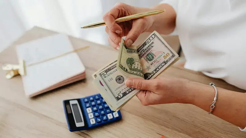 Курс доллара немного снизился на торгах 18 февраля