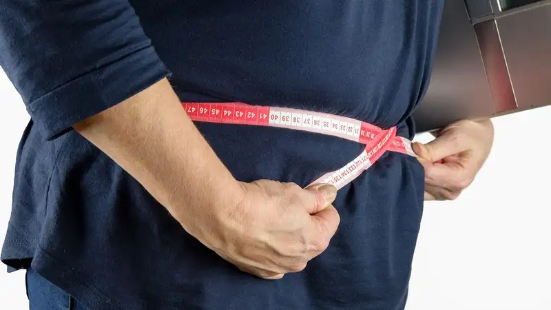 Почему выпирает живот и копится жир на талии, рассказала врач