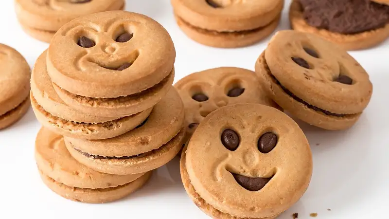 Житель Астаны хотел избавить магазин от просроченного печенья и получил штраф