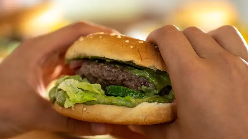 Почему человек переедает, рассказал диетолог