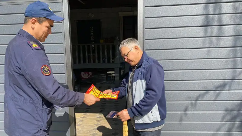 Более 100 сотрудников ДЧС Алматы обошли дома с печным отоплением, разъясняя меры пожарной безопасности