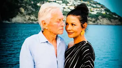 Супруга 80-летнего Майкла Дугласа поздравила его откровенным фото, фото - Новости Zakon.kz от 26.09.2024 11:25