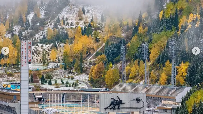 Как зима встретилась с осенью в горах Алматы, показал известный фотограф