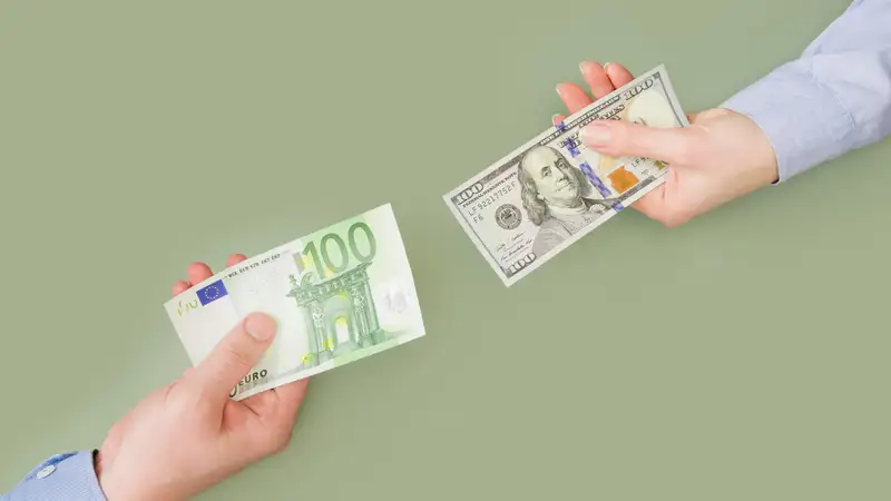 Казахстанцы стали переводить меньше денег за рубеж