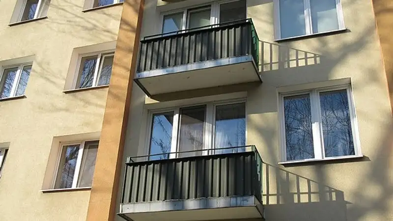 Балкон обрушился с пятого этажа многоэтажки в Астане