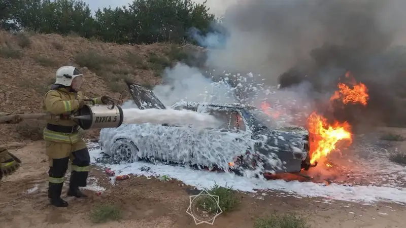 Легковой автомобиль полыхнул открытым пламенем в Шымкенте