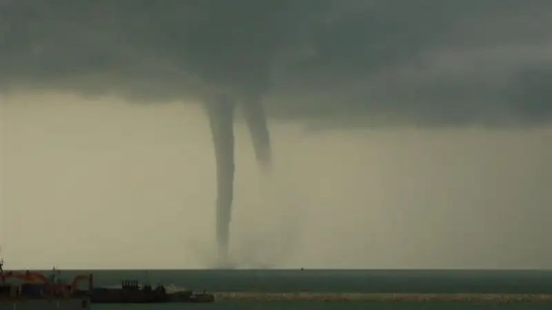 Торнадо в Каспийском море оказался не фейком