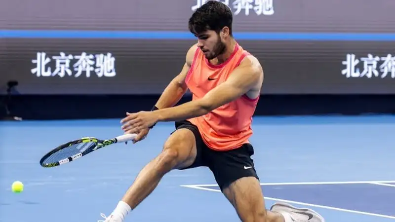 Карлос Алькарас обыграл Даниила Медведева и стал первым финалистом турнира в Пекине