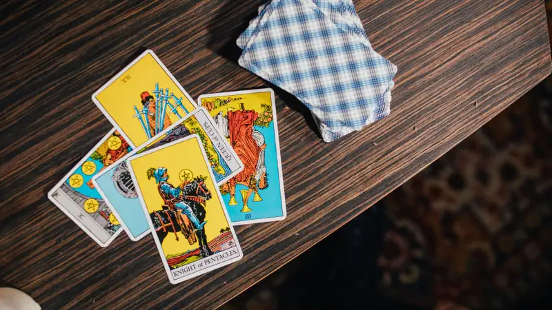 Таро-гороскоп: как знакам зодиака повысить свой доход в октябре