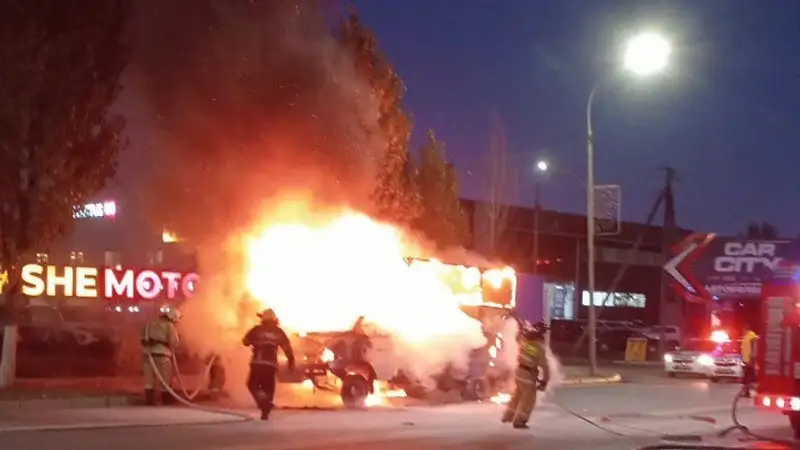 "Газель" полыхнула открытым пламенем на проезжей части в Кокшетау