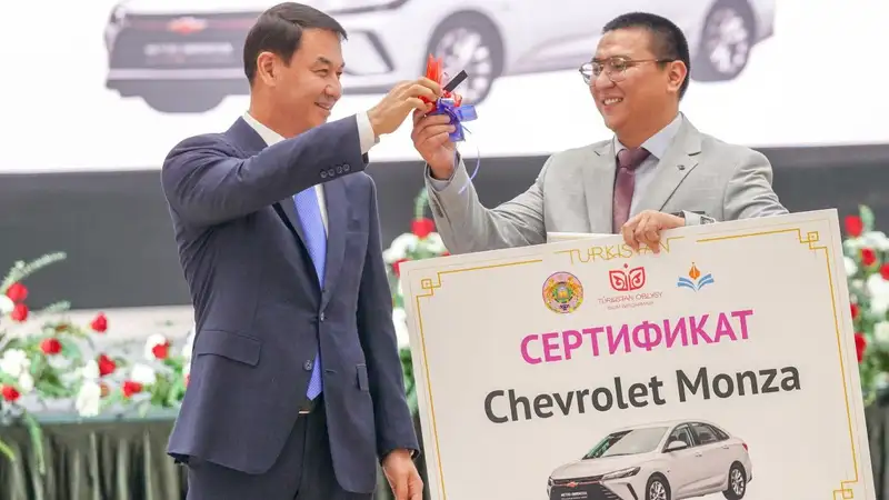 Учителю, чей ученик получил приглашение из 42 стран, аким Туркестанской области подарил автомобиль