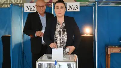Майра Мухамедкызы проголосовала на референдуме, фото - Новости Zakon.kz от 06.10.2024 12:59