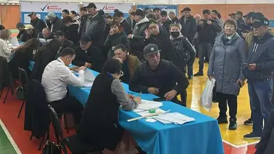 Большие очереди и высокая явка на избирательных участках, фото - Новости Zakon.kz от 06.10.2024 12:10