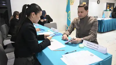 Азамат Сатыбалды проголосовал на референдуме в Алматы, фото - Новости Zakon.kz от 06.10.2024 13:08
