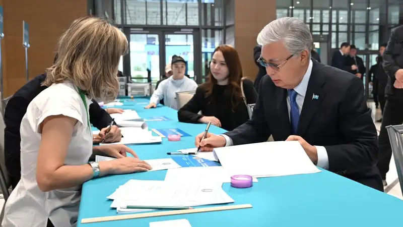 Токаев проголосовал на референдуме и ответил на вопросы про АЭС