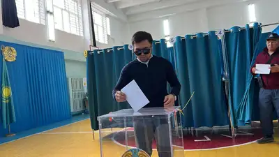 Проголосовал на референдуме по строительству АЭС , фото - Новости Zakon.kz от 06.10.2024 11:49