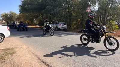 На квадроциклах и мотоциклах, фото - Новости Zakon.kz от 06.10.2024 15:42