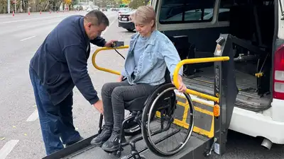 Проголосовала на референдуме в Алматы, фото - Новости Zakon.kz от 06.10.2024 14:17