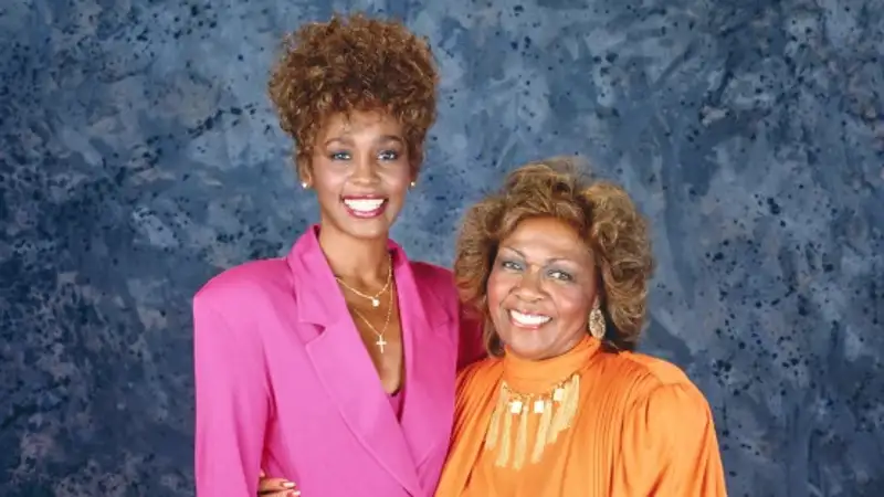 Известная певица и мать Уитни Хьюстон умерла в возрасте 91 года