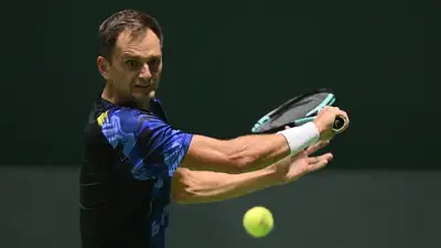 Казахстанский теннисист Александр Недовесов вышел в полуфинал турнира во Франции, фото - Новости Zakon.kz от 11.10.2024 10:21