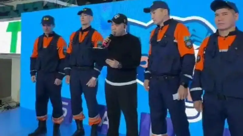 Хоккеисты поблагодарили спасателей на матче "Барыс" –"Авангард"