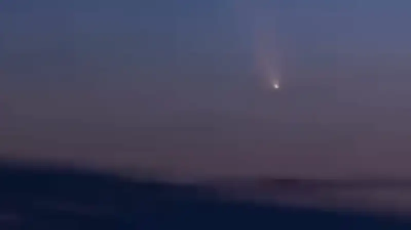 Гигантскую комету над небом Алматы снял известный фотограф