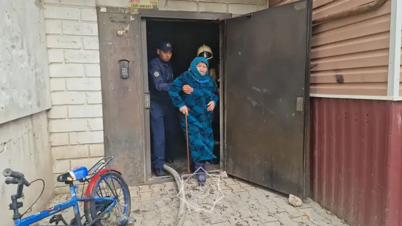 Из-за пожара в подвале дома в Шымкенте эвакуировали десять человек