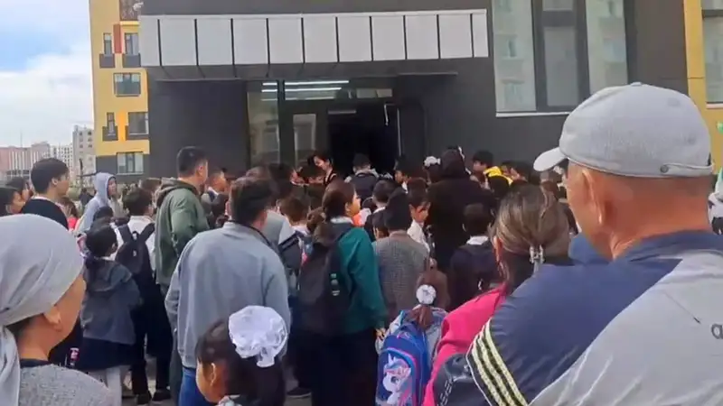 В отделе образования Актау объяснили видео с давкой на входе в новую школу